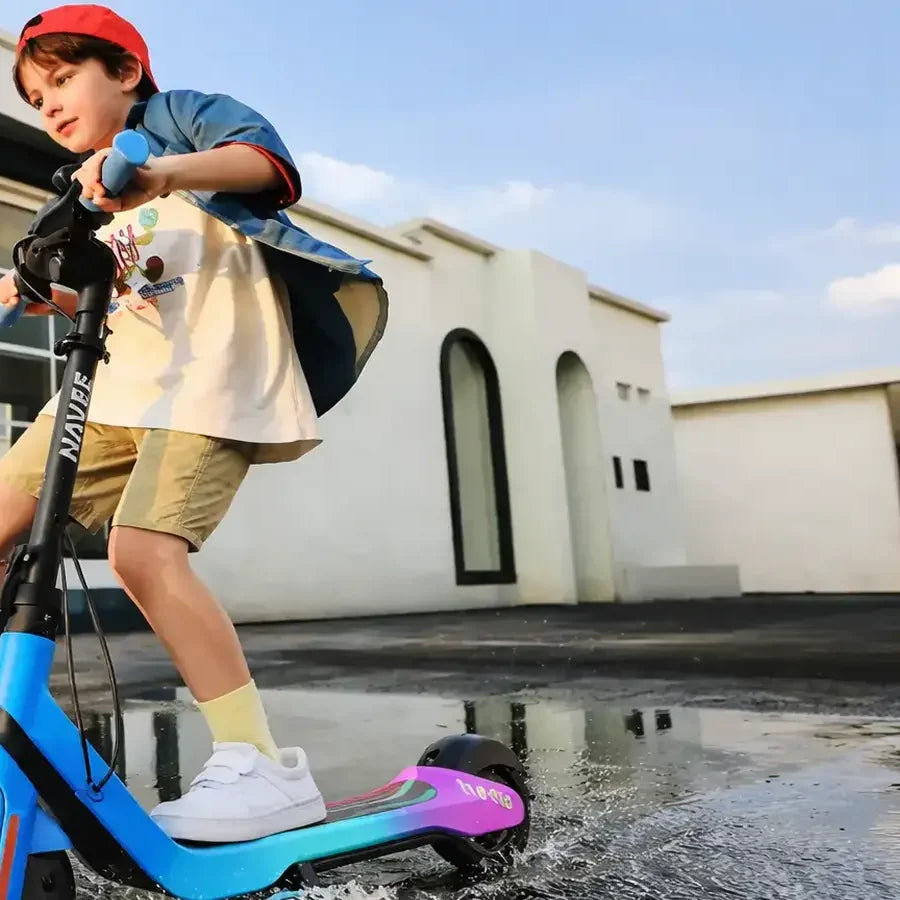 NAVEE K100 Max elektrische kinderstep in gebruik - sfeerfoto 1