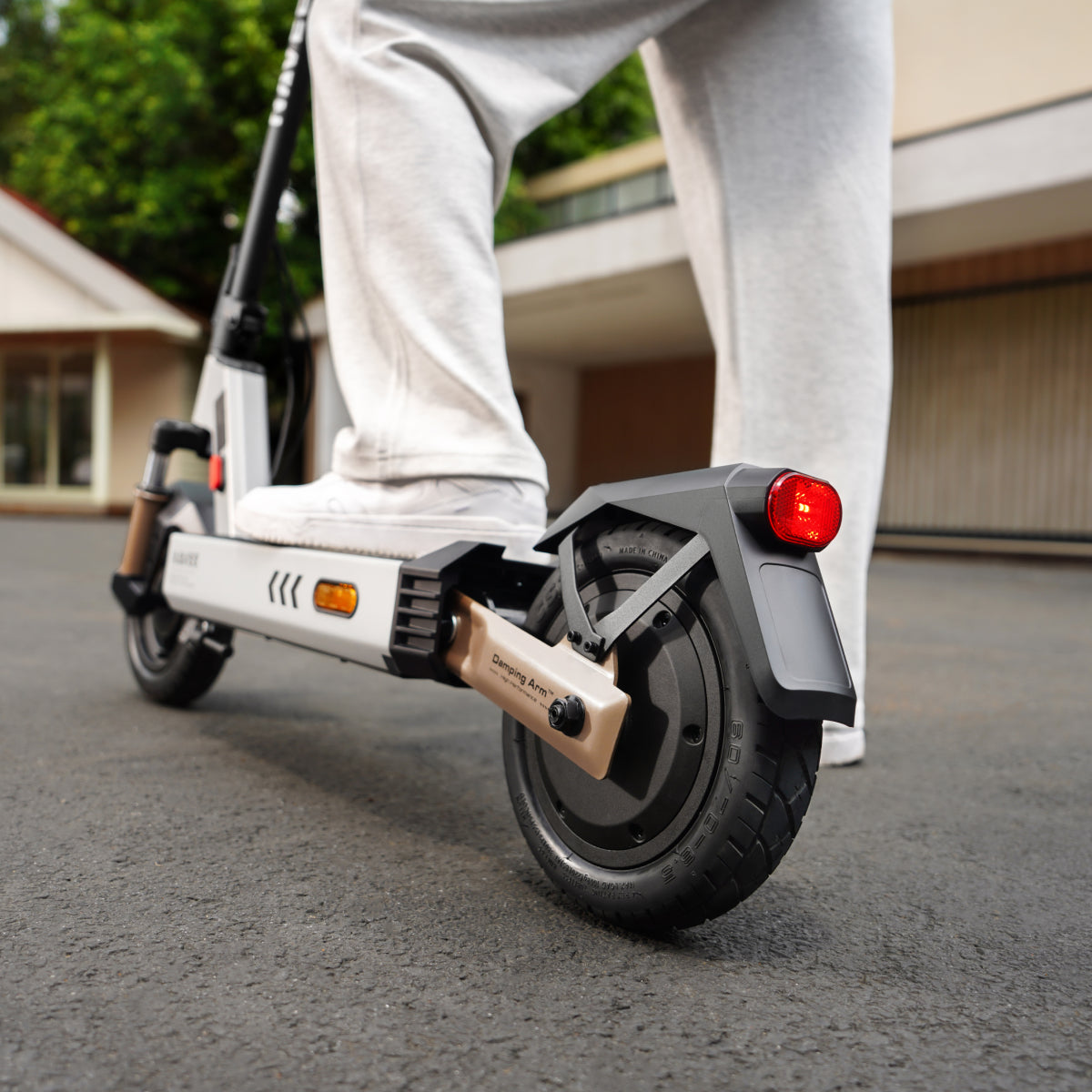 NAVEE G5 elektrische step in gebruik - sfeerfoto 2