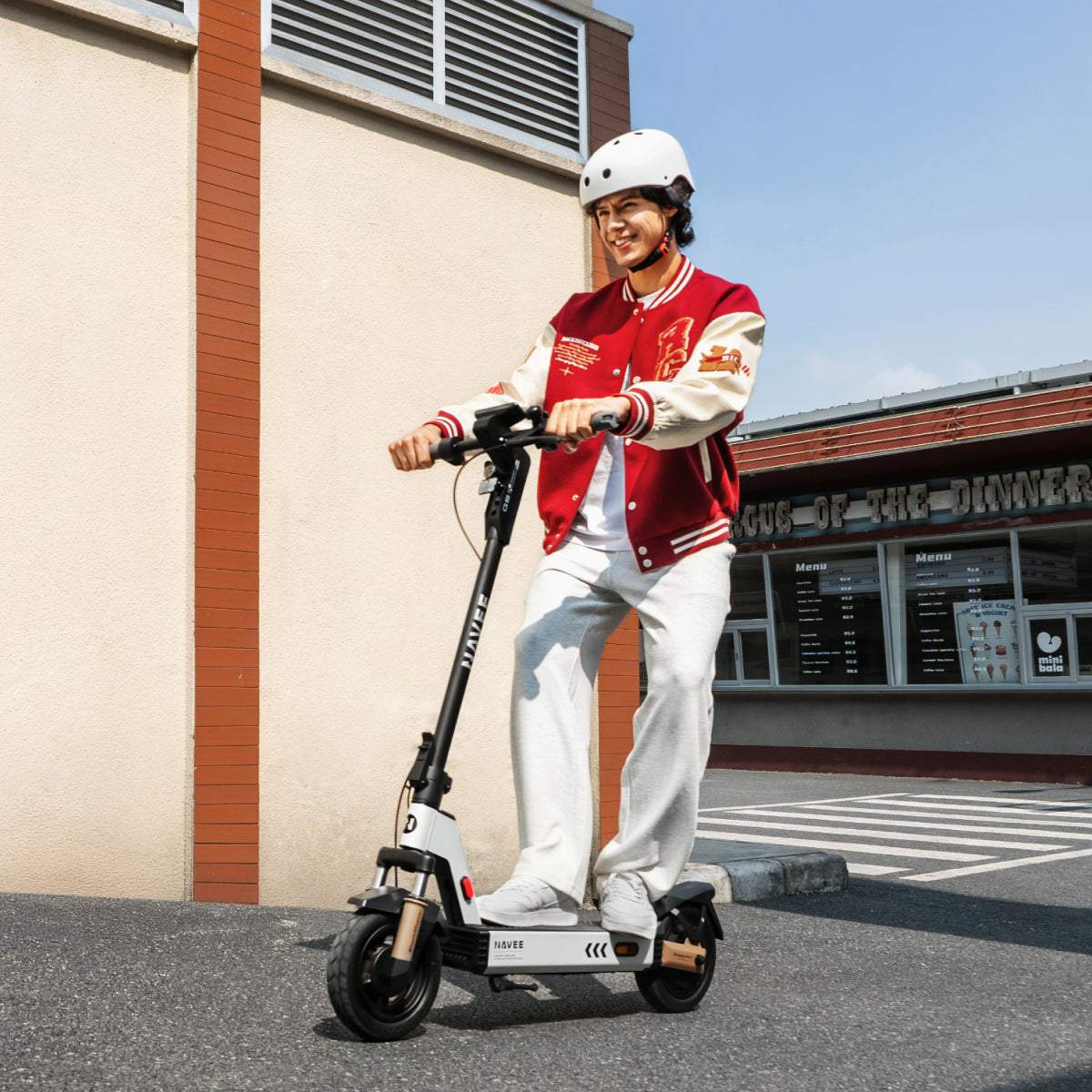 NAVEE G5 elektrische step in gebruik - sfeerfoto 1