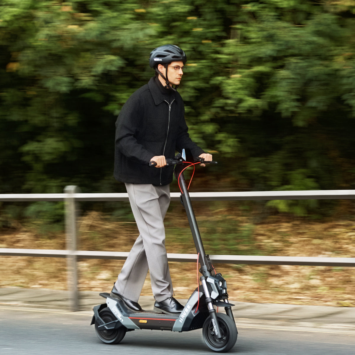 NAVEE NT5 Max elektrische step in gebruik - sfeerfoto 5