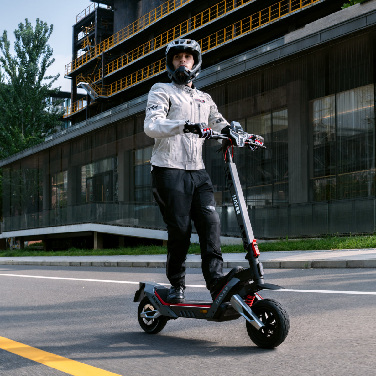 NAVEE XT5 Pro elektrische offroad step in gebruik - sfeerfoto 1