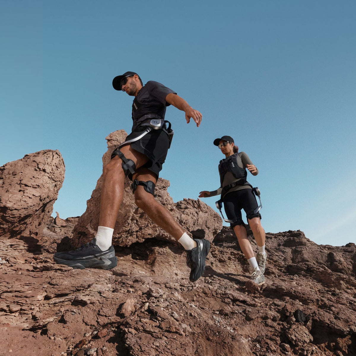 Twee wandelaars met NAVEE EXO S Pro exoskelet op een rotsplateau