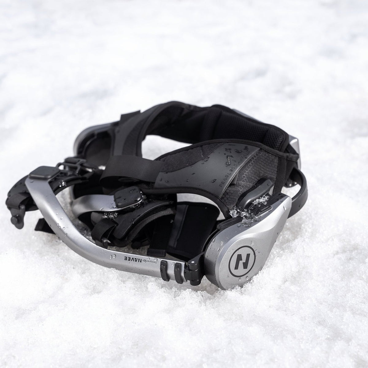 NAVEE EXO S Pro exoskelet ligt in de sneeuw, beschermingsklasse IP54